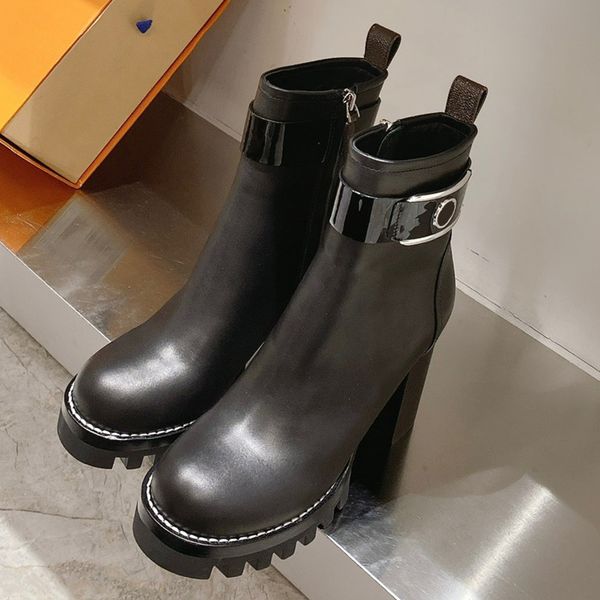 

laureate ankle boots is the symbol of brand shoe series this season they will be reinterpreted with velvet suede calf leather and canvas fam, Black