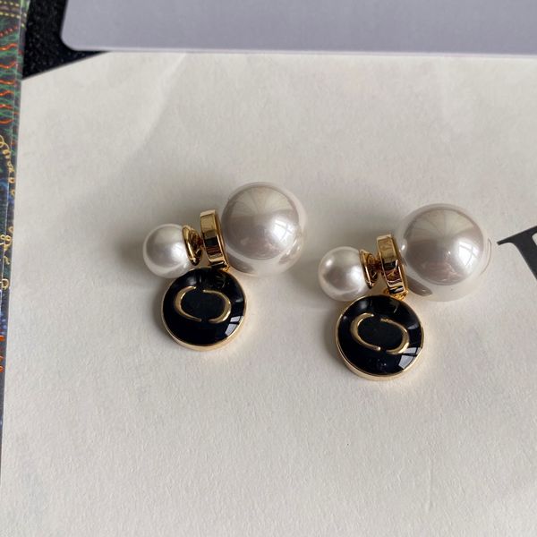 

women's cream pearl earrings are fashionable to wear with earrings, Golden;silver
