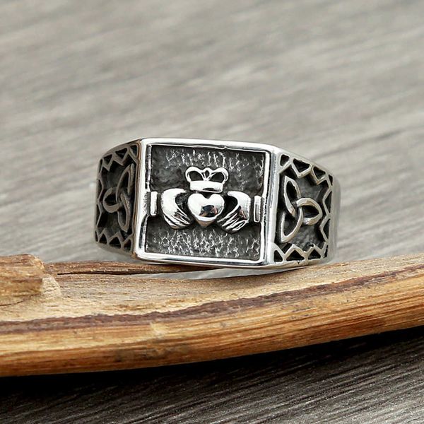 

cluster rings antique color stainless steel irish design claddagh wedding rings for men women hand love heart crown commemorative ring l2210, Golden;silver