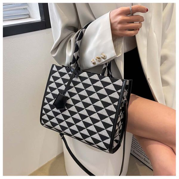 

canvas bag women's large capacity 2022 new fashion one shoulder messenger bag designer's portable commuter handbag