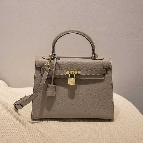 

designer bags 2023 trendy new carrie bag with lock buckle one shoulder cross body large capacity handbag 1av1