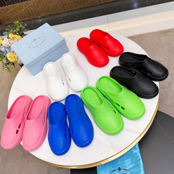 

New fashion couple sandals Luxury designer slippers Flat rubber hole shoes Jelly outdoor beach anti-skid thick soled bathroom Flat toe Baotou herringbone 36-45, White