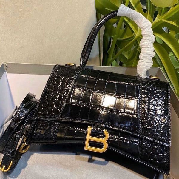 

hourglass bag diagonal cross hand fashion trend leather women 2022 style