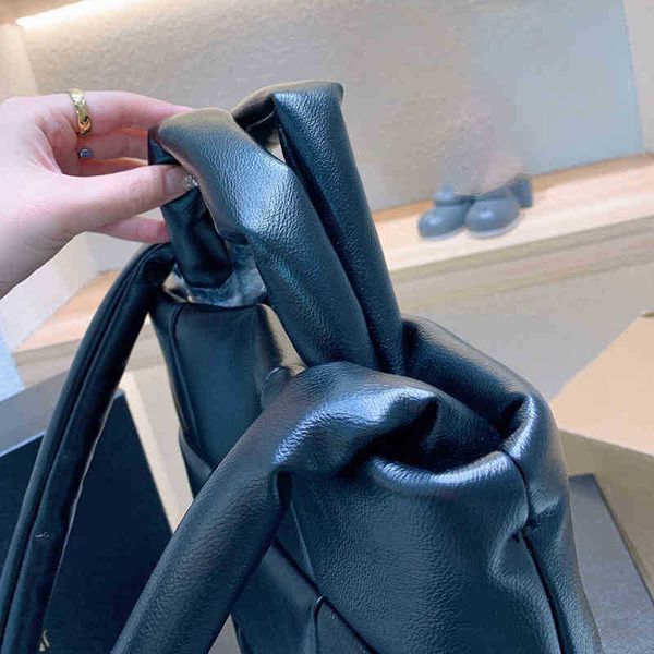 

totes women large-capacity designer handbags padded bag black leather handbag classic logo design shopping bags crossbody bag purses 220721