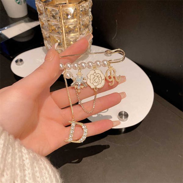 

pins brooches fashion tassel crystal d letter pin sun pearl pin wi chain big brand designer l221024, Gray