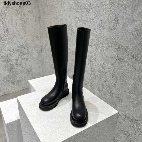 

designer high set version of new ann b triangle v knee length boots in autumn and winter of 22 with thick soles rising to show slim boots, Black