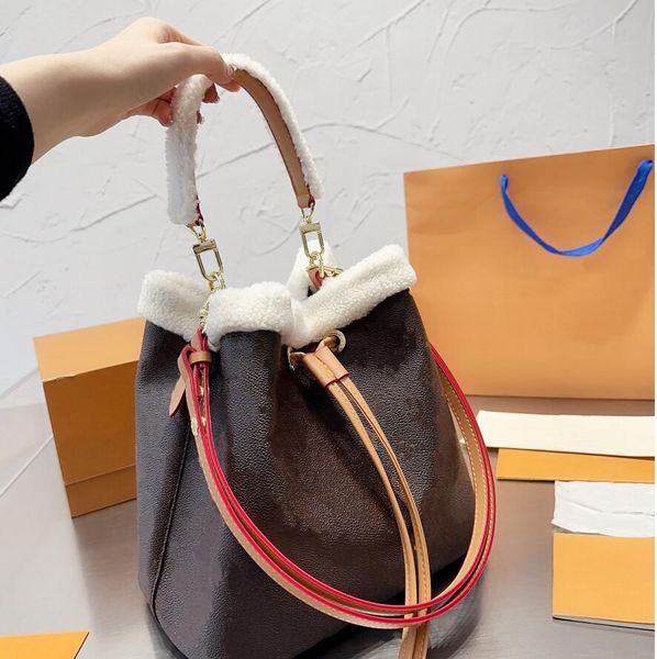 

designers bag lamb wool leather drawstring handbag womens classic printing bucket bag large capacity winter plush cross body shoulder bags h