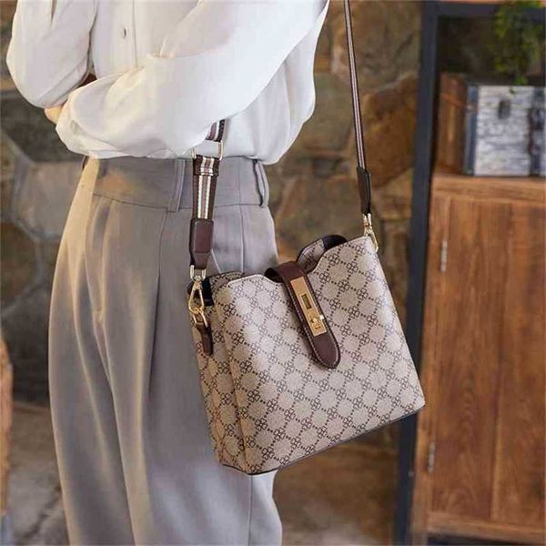 

classic versatile handbags womens messenger 2022 new sling one shoulder leisure bucket bag