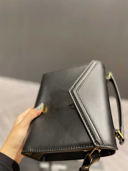 

luxury designer handbags shoulder bag crossbody bags tote 2023 autumn new women's bag old hardware textured postman's letter flap