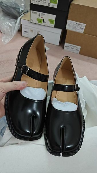 

Classic split toe sandals casual sneakers leather outsole Slippers Long Fur Fussbett Sandals with Box Fashion Ourdoor Trainers sBooties Casual Shoes Size35-40, Black