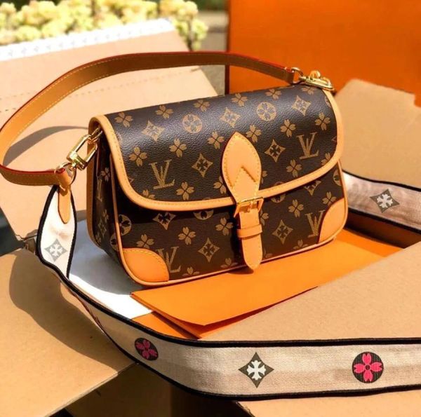 

2024 Women Luxurys Designer Crossbody Diane Baguette Classic Vintage Canvas Strap Flower Flap Embossed Letters Clutch Purse Shoulder Bags Tote Bag, Khaki