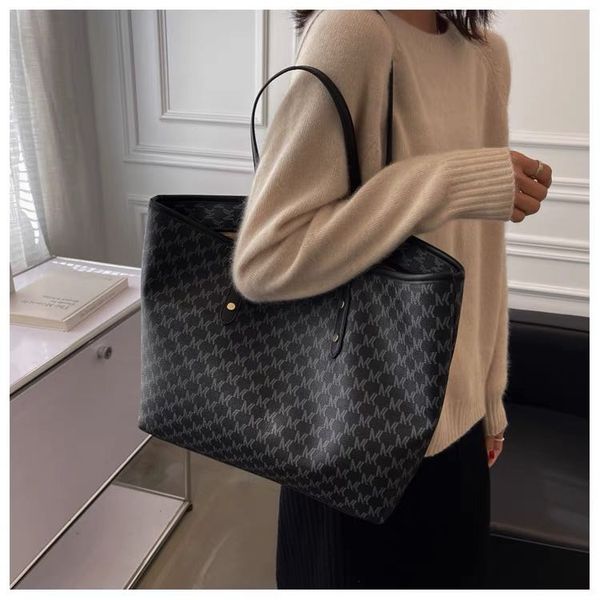 

The 2025 new designer bag, a classic and fashionable large-capacity handbag with leather texture for travel, is available in black, white and brown, #-2