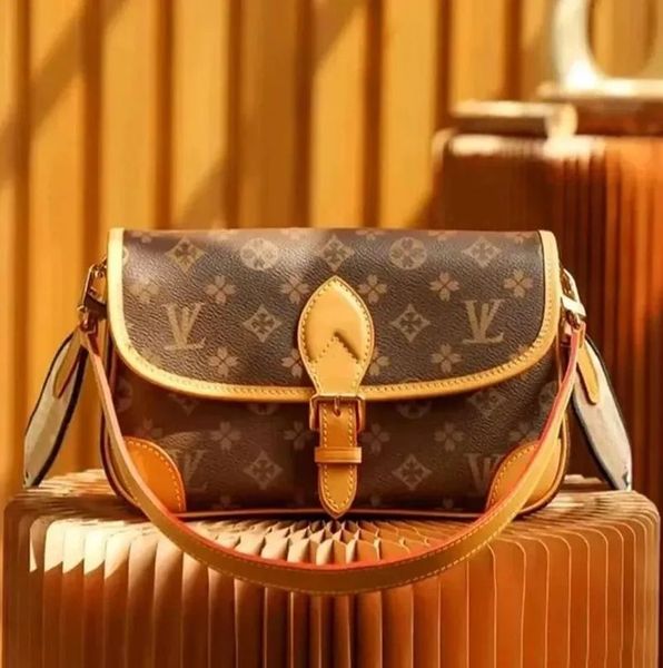 

2025 Women Luxurys Designer Crossbody Diane bag Classic Vintage Canvas Jacquard Strap Flower Flap Embossed Letters Clutch Purse Shoulder Bags Tote Bag A8, Brown old flower 2