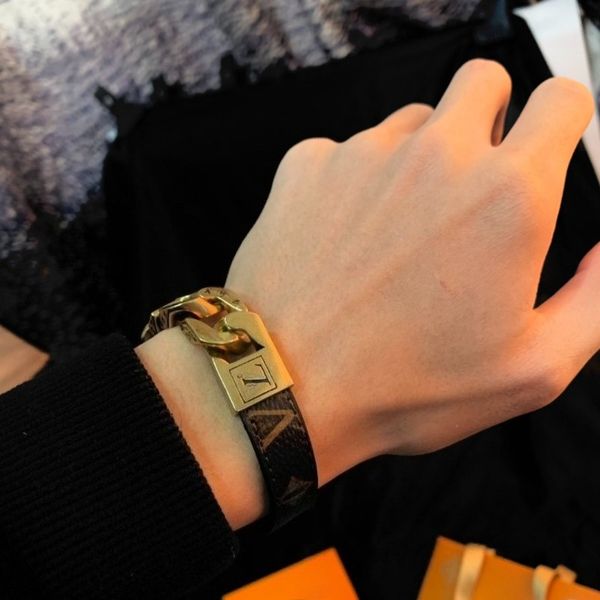 

Designer Leather Bracelets High Quality Letter Print Bracelets Belt Buckle Leather Bracelets Titanium Steel Bracelets Large Size 20cm