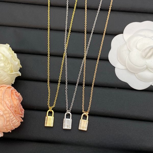 

Womens Designer Letter Pendant Necklaces Simple Gold Plated Crysatl Necklace Wedding Party Jewerlry Accessories