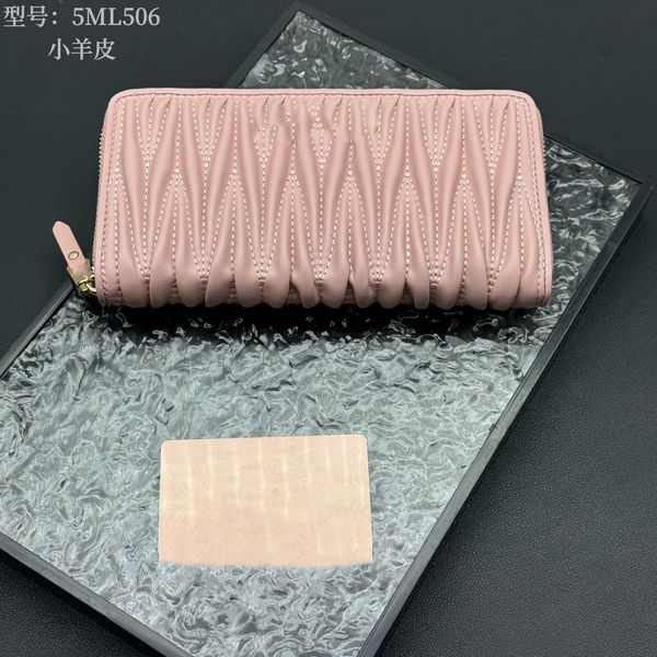 The leather is fine, soft and simple, convenient. The latest model has multiple compartments inside and is super practical. This zipper wallet is super useful.