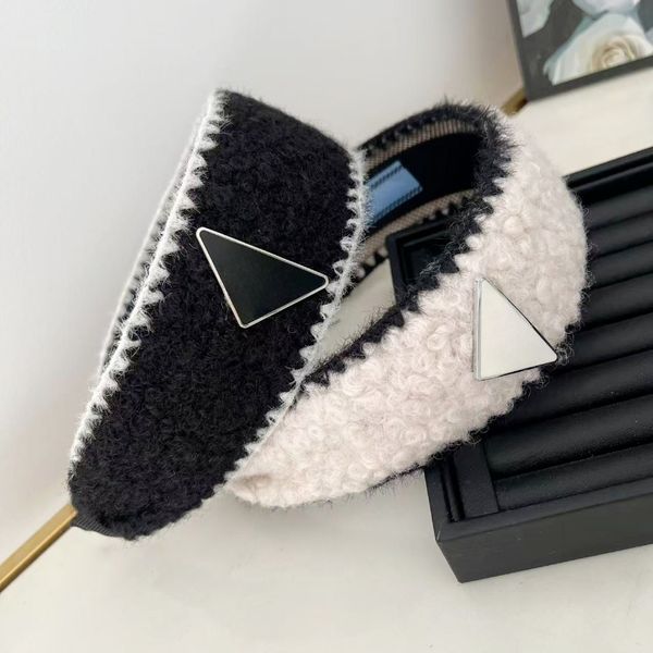 

Luxury Designer Hand Knitting Headbands Hair Bands for Women Elastic Letter Headband Metal Headband Head Wrap Jewelry Black and White Contrasting Lamb Wool