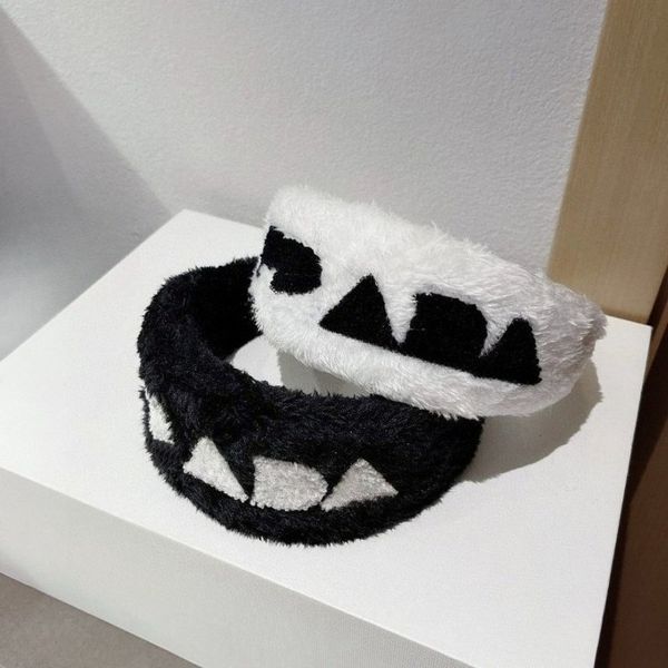 

Luxury Headband Black and White Plush Letter Headband High Quality Women's Wide-brimmed Headband Autumn and Winter Plush Headdress Daily Versatile Style
