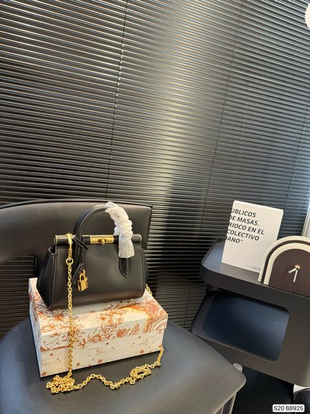 CW0131-The bag's texture is completely online, with exquisite hardware