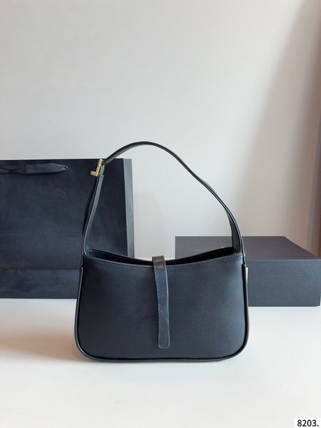 CW0147-The underarm bag is very beautiful. This is definitely the originator of the underarm bag.