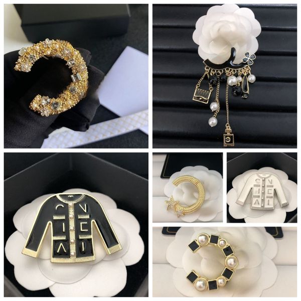 

Fashion Designer Brooch Letter Pins Brooches Women Elegant Wedding Party Jewerlry Suit Pins Unisex Clothing Jewelry Accessories