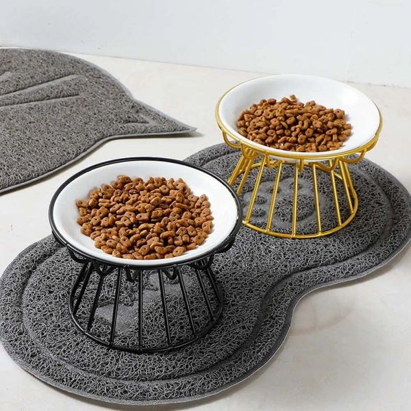 140740 The cat bowl is equipped with a dedicated phone holder, which allows the owner to place their phone while feeding and take care of the cat