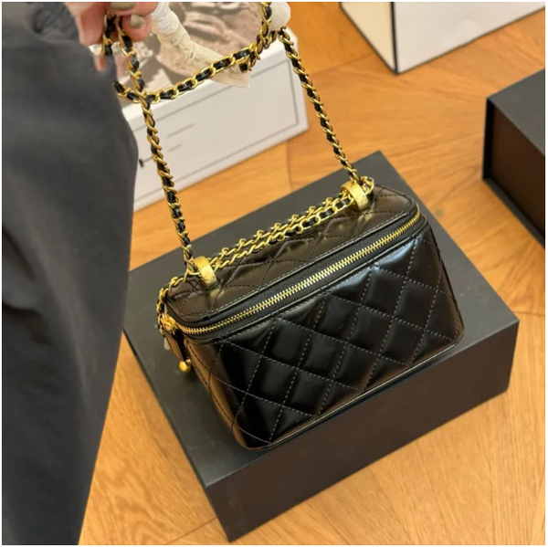 

Womens Designer Suitcase Vanity Makeup Box Bags With Mirror Double Little Balls Adjustable Strap Crossbody Shoulder Handbags Card Holder Purse 17X11CM, T1
