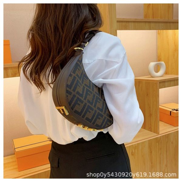 

New Elegant And Versatile Underarm Handbag Fashion Trend Vintage Flower Correct Letter Bag, Brown