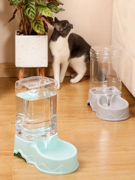143676 The outer side of the bowl is wrapped in soft plush material, providing warmth in winter and keeping cats' paws warm during meals.
