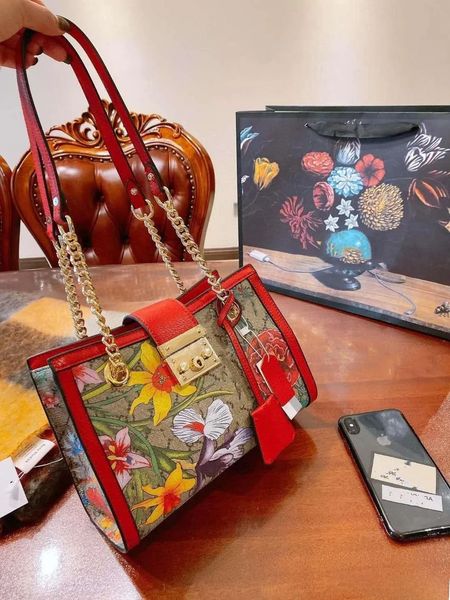 

The designer designs high quality brand new original fabric to create the wer women's shoulder bag meticulously., Red