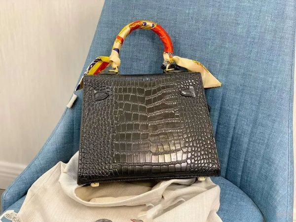 

The designer designs quality classic fashion crocodile grain leather hand-held shoulder back super practical distribution lock, Green