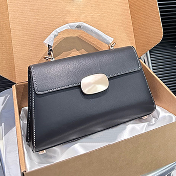 

Mirror Vintage flip designer high-end handbag classic monogram print high quality leather fashion commuter large capacity shopping bag, White