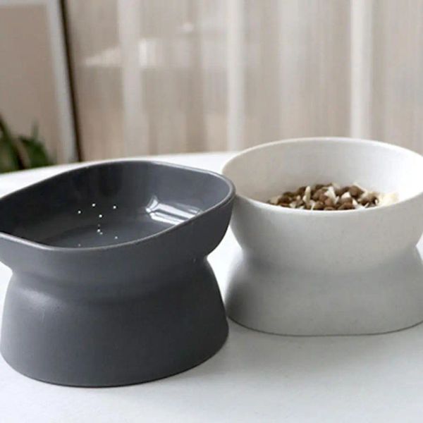 170034 The surface of the ceramic cat bowl is smooth and not easy to leave food dirt. It is easy to clean and can keep the food hygienic