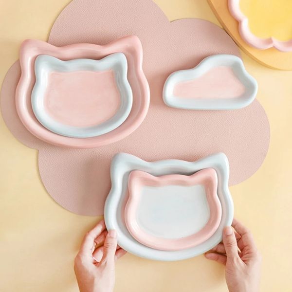 142111 The surface of the ceramic cat bowl is smooth and not easy to leave food dirt. It is easy to clean and can keep the food hygienic