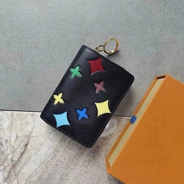 

This coin purse adopts a compact and square shape, concealing ample space. It features a card compartment, a banknote compartment, Multi
