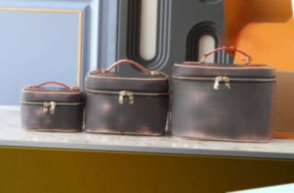 

Designer handbag; a versatile bag for daily travel, a fashionable classic that never goes out of style, a cosmetics bag that can hold personal items, a very bag., Brown