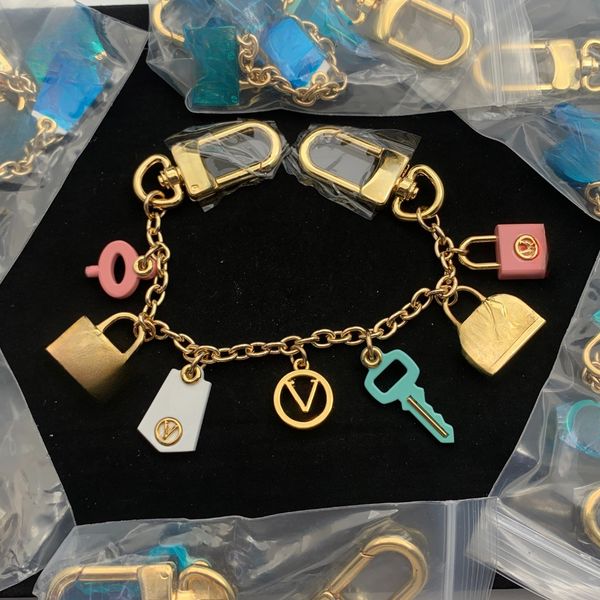 

Luxury Brand Keychains Designer Metal Letter Keyrings Fashion Bags Charm Lovers Car Key Chains for Men Women