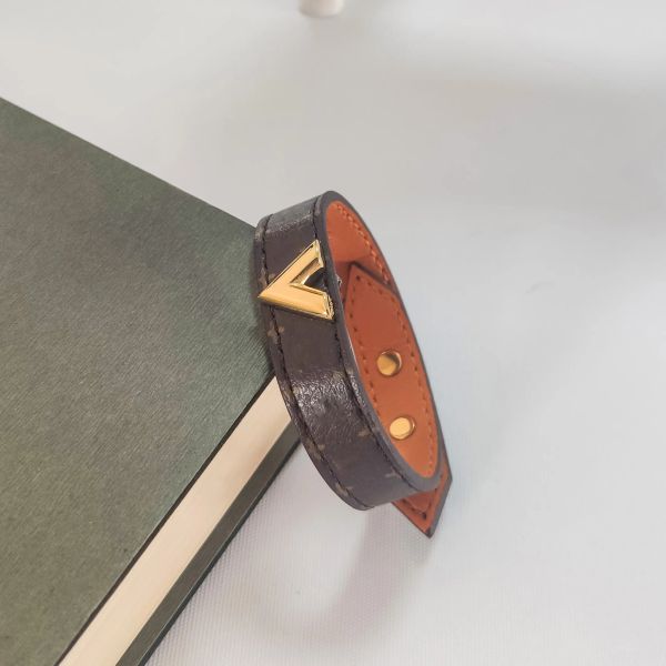 

2024 Designer Charm Bracelets Luxury Jewelry Feminine Leather Bracelet with Gold Heart Brand on a high end elegant fashion bracelet with a four eaf motif holiday