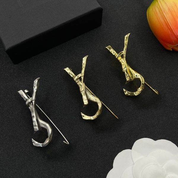 

Design Sense Brooches Luxury Brand Letter Metal Brooches Geometric Hollowed-out Design Clothing Matching Brooches Wedding Jewelry Birthday Gifts