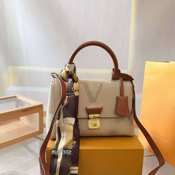 

Designer handbags - they can be carried in hand or carried on the shoulder. They are both practical and stylish. Classic yet with a touch of fashion. Elegant and unique., C10