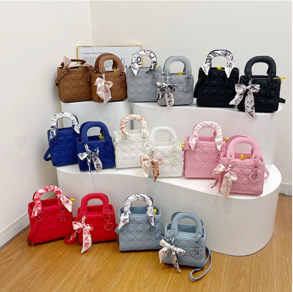 

Designer bag Tote bag Shoulder bag Triangle bag High-quality leather women's basket tote bag Large capacity shopping bag Luxury bag Woven elements 226., Fuchsia