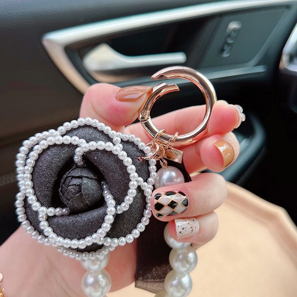 Bag charms Designer Camellia Charm Lace Car Fox Fur Pom Keyring Pearl Chain Bags Dia Key Ring