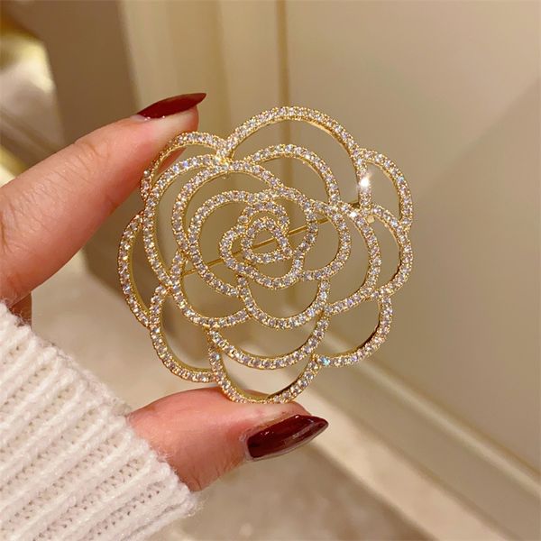 

French retro small chic style high-end diamond rose flower brooch, elegant and stylish camellia suit pin