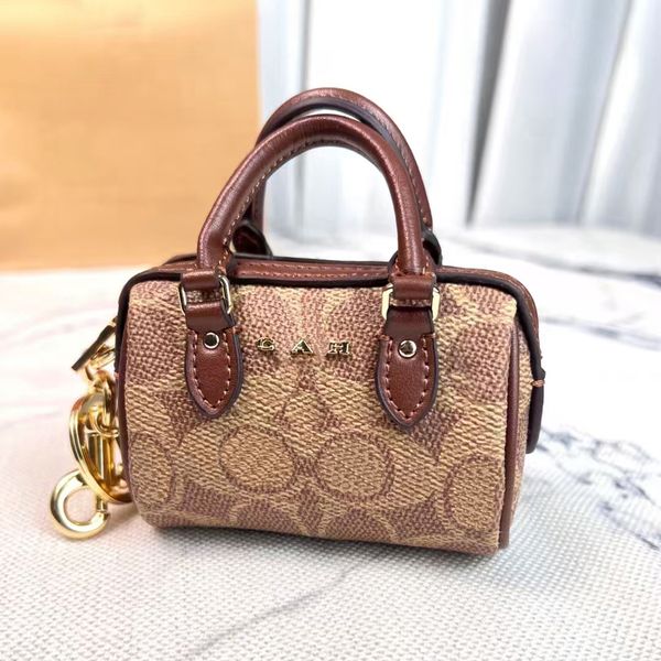 

Designer Keychain Leather Trim Bag Buckle Glamour Women's Fashion Keychain With Box Refreshing Style Bag Keychain Pendant01