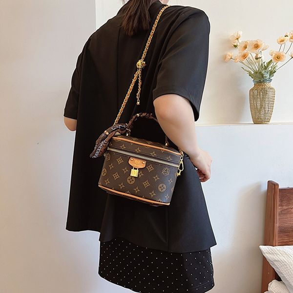 

Free shipping 2025 new designer fashionable commuting printed chain box for women high-quality crossbody hand-held shoulder bag, Brown