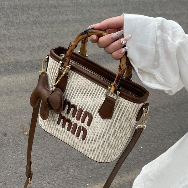 

Designer 2025S New Spring Color Contrasting Grass Woven Bamboo Basket Water Bucket Handbag Fashion Shoulder Diagonal Cross Women Bag, Light brown