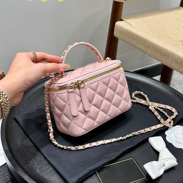 

Ladies Lovely Vanity Box Makeup Bag with Braided Chain Metal Handle Embroidery Letters Pattern Gold Zipper Designer Cosmetic Case Purse Shoulder Handbag 18x11cm, White