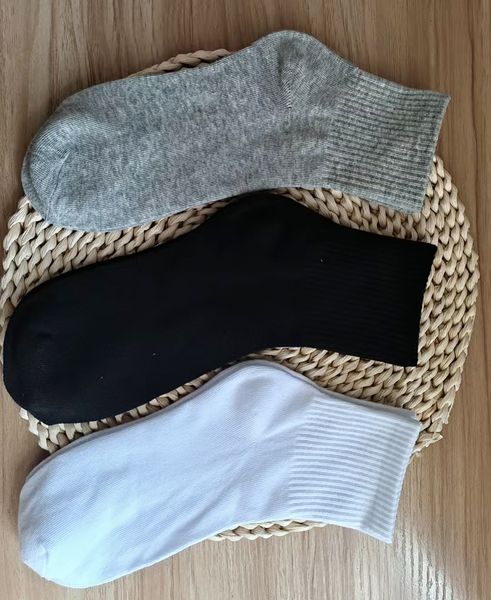 Combed cotton mid-calf socks are made of soft, comfortable combed cotton and are a must-have for high-end people and sports venues A pack of 10 pairs