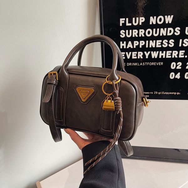 

Designer free shipping 2025 new fashionable commuting elegant sand zipper bowling single shoulder crossbody bag for womens, Gold