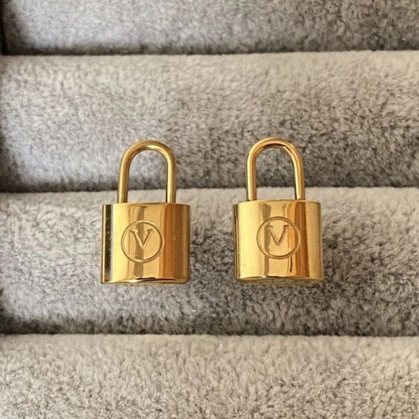 

Women Designer Studs High Polished Luxury Style V Letter Lock Pendant Love Couple Earrings For Lady Party Wedding Hoop Wholesale